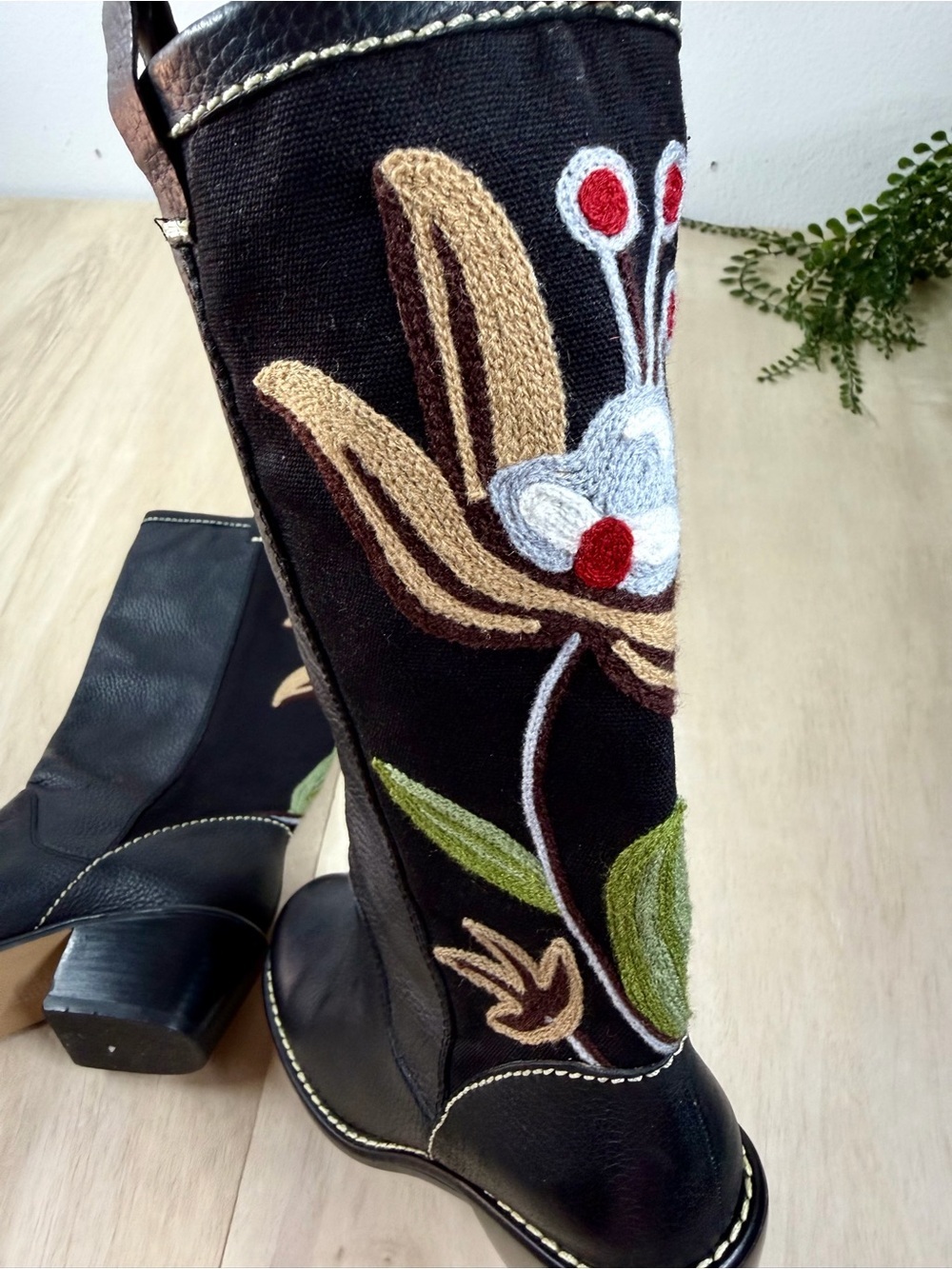 American Eagle Outfitters Floral Embroidered Leather Western Boots Size 9